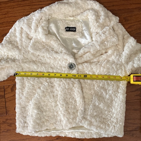 Me Jane rose petals Faux fur off wht jacket - Size Medium - Picture 8 of 10